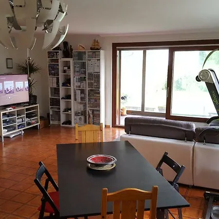 Quarto em Acomodações Particulares غرفة نوم في منزل فاخر في حي راقي بسويسرا *